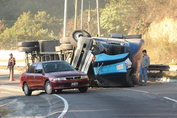 El tráiler interrumpió parcialmente el paso.