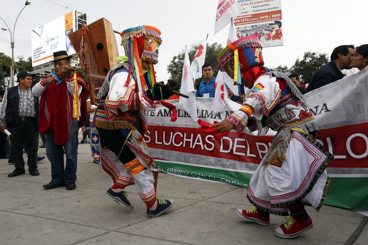Integrantes de grupos sociales protestan en un evento, alterno a la VIII Cumbre de las Américas en Lima,Perú.(Foto Prensa Libre:EFE).