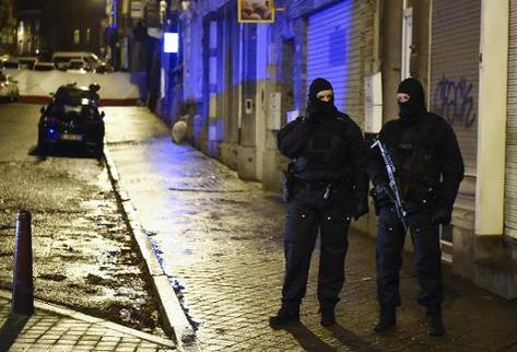 Policías vigilan en Verviers, localidad del este de Bélgica, después de  que dos hombres fueron matados en una operación antiterrorista  relacionada con el yihadismo. (Foto Prensa Libre: AFP)