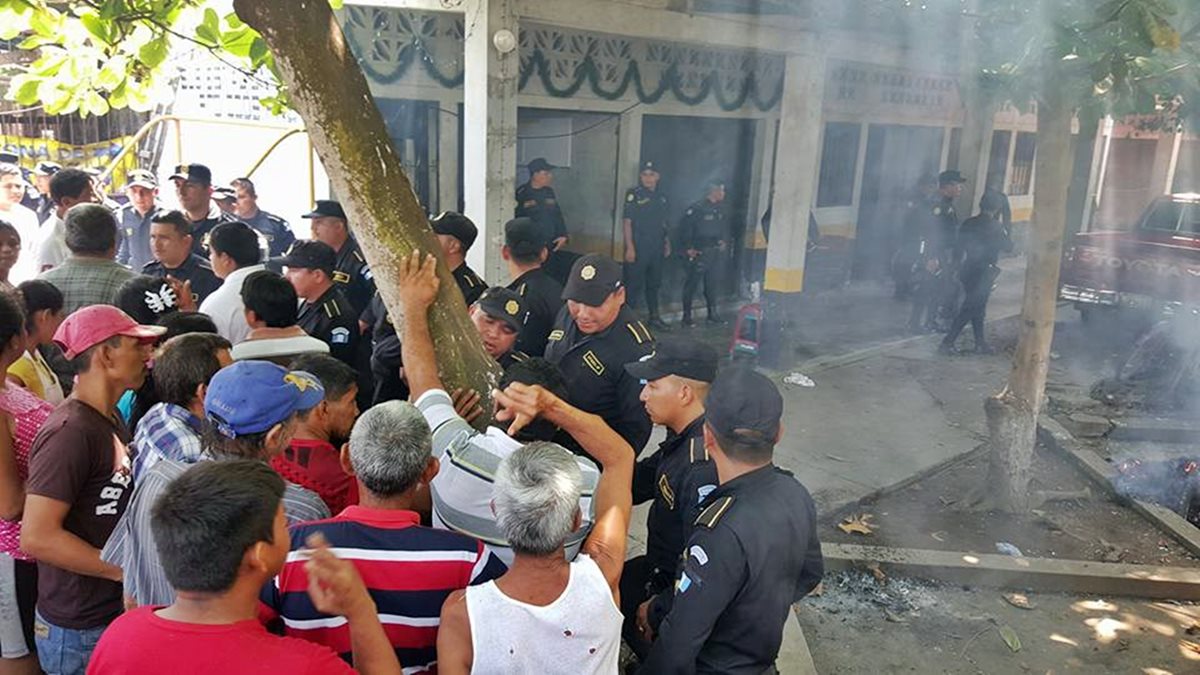 Agentes de la PNC resguardan subestación en Ocós, por una turba que quiere que entreguen a un sujeto aprehendido. (Foto Prensa Libre: Alexánder Coyoy)