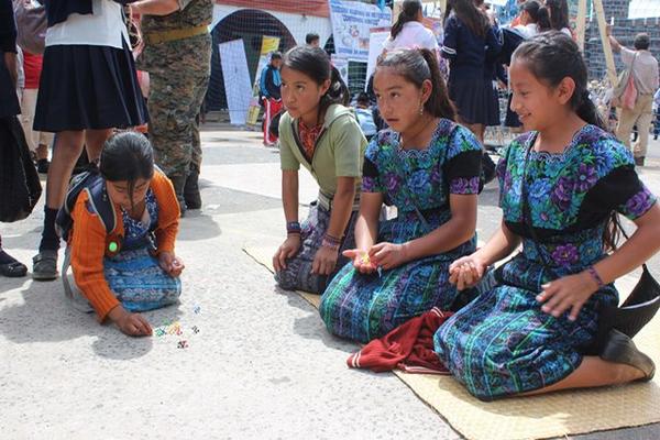 Estudiantes de una de las escuelas que participaron en el lanzamiento del programa Contemos Juntos en Chimaltenango, juegan yax durante la actividad, que se llevó a cabo frente a la comuna de la cabecera. (Foto José Rosales)<br _mce_bogus="1"/>