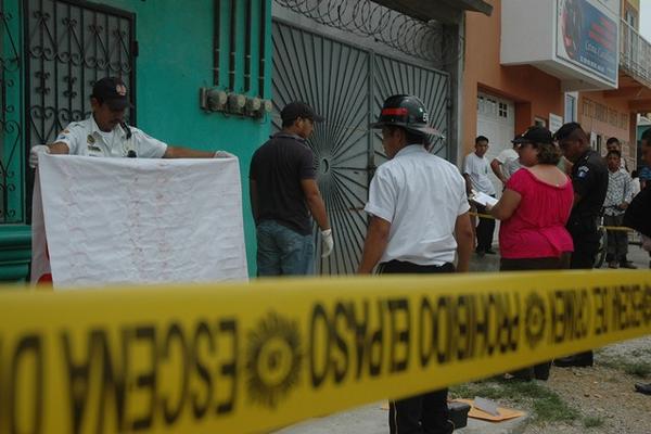 Un hombre murió electrocutado cuando revisaba cables de electricidad en una vivienda en Santa Elena, Flores, Petén. (Foto Prensa Libre: Rigoberto Escobar)<br _mce_bogus="1"/>