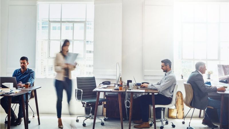 El doctor Sinha recomienda levantarse de la silla cada tanto tiempo. GETTY