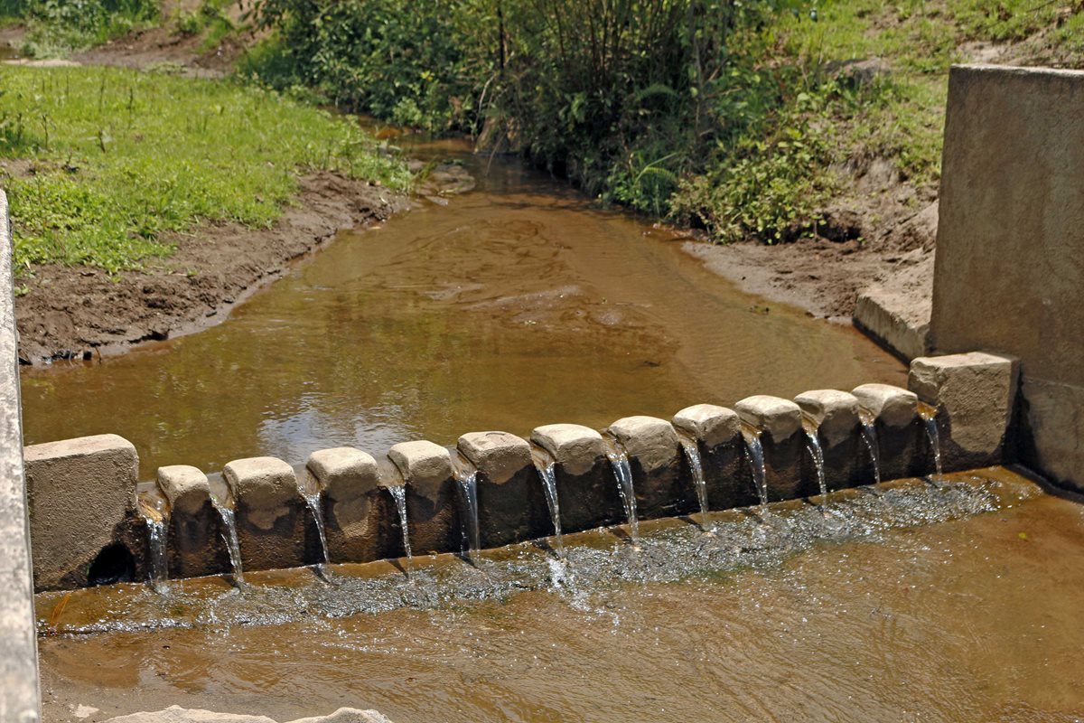 Las subcuencas de los afluentes Xayá y Pixcayá abastecen el 38 por ciento del agua que se distribuye en la capital. Para llegar a su destino, el agua se contamina y es desviada a pozos. (Foto Prensa Libre: Cortesía)