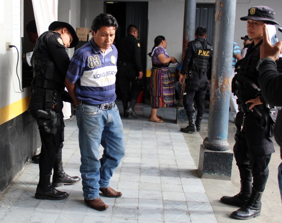 El aprehendido fue conducido a la comisaría de Santa Cruz del Quiché y consignado a tribunales. (Foto Prensa Libre: Óscar Figueroa)