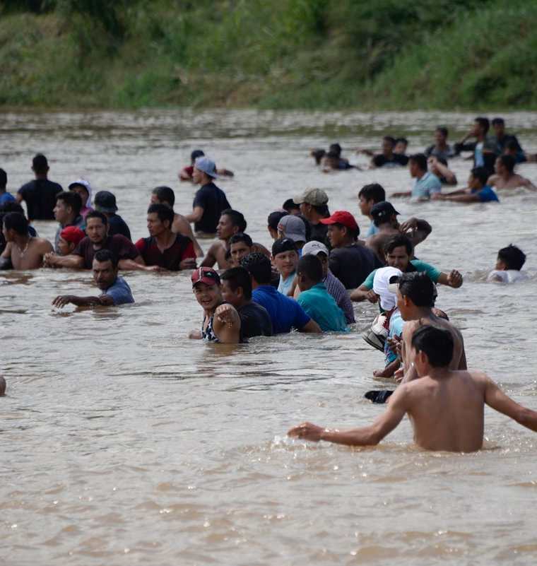 Desesperados, los migrantes optaron por cruzar el río Suchiate. (Foto Prensa Libre: AFP)