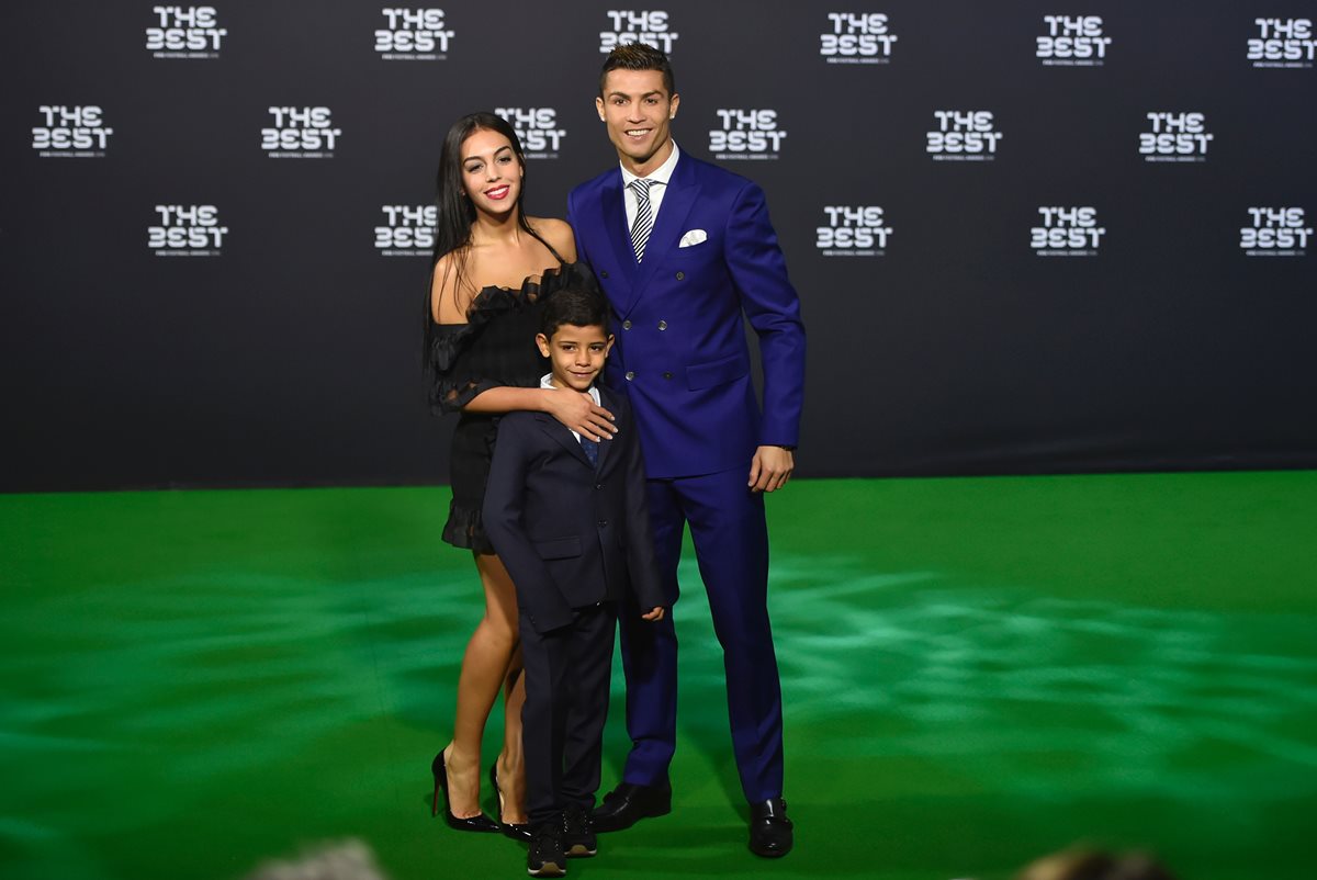Georgina Rodríguez, Cristiano Ronaldo y Cristiano Jr. posan en la alfombra verde de 'The Best'. (Foto Prensa Libre: AFP)