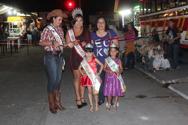 La Señorita Ganadero y la Reina de la Feria cortan la cinta simbólica que inauguró la principal actividad anual de Tiquisate. (FOTO PRENSA LIBRE: Felipe Guzmán)<br _mce_bogus="1"/>