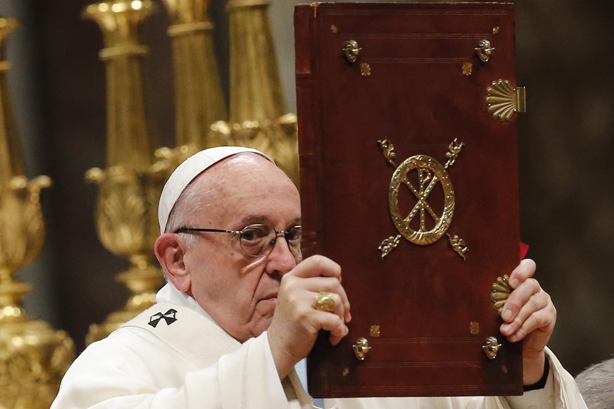 El papa Francisco celebra la misa de Año Nuevo en el Vaticano. (Foto Prensa Libre: EFE)
