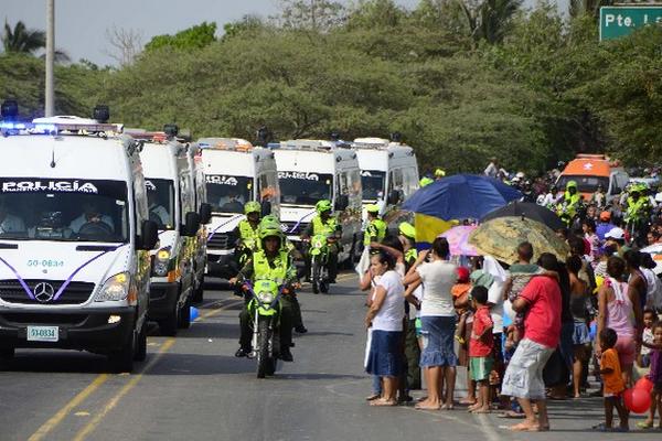Los cuerpo de los menores 33 víctimas de un incendio fueron llevados en caravana a su lugar de origen. (Foto Prensa Libre: AFP).