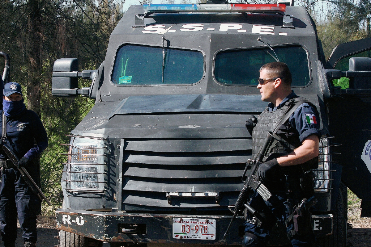 Un policía mexicano vigila la zona donde ocurrió la balacera la semana última. (Foto Prensa Libre: AFP).