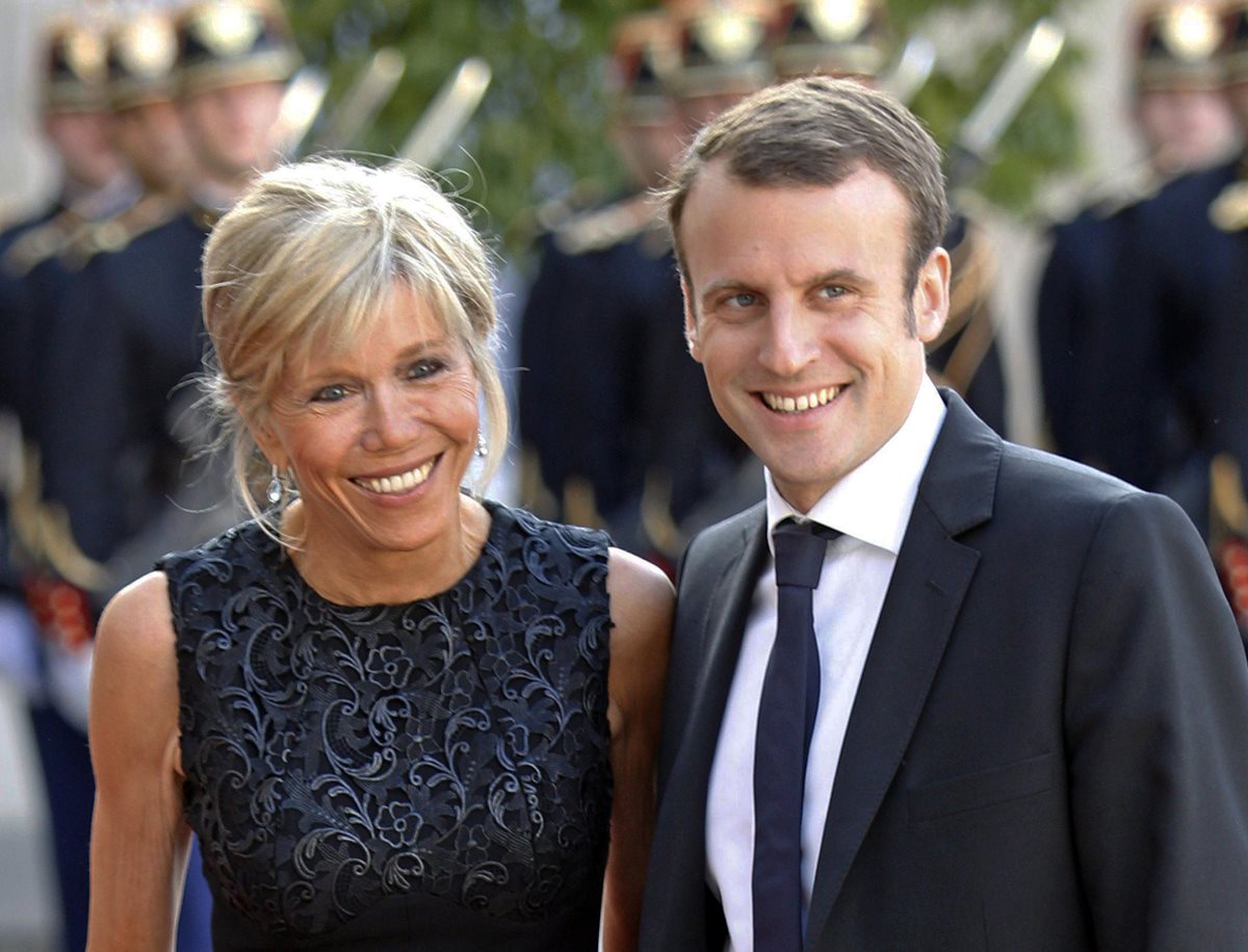 Candidato francés centrista Emmanuel Macron, acompañado de su esposa, Brigitte. (Foto Prensa Libre:AFP)