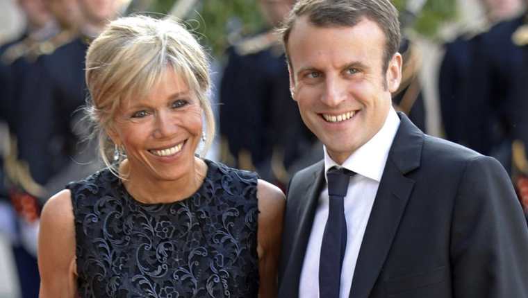 Candidato francés centrista Emmanuel Macron, acompañado de su esposa, Brigitte. (Foto Prensa Libre:AFP)