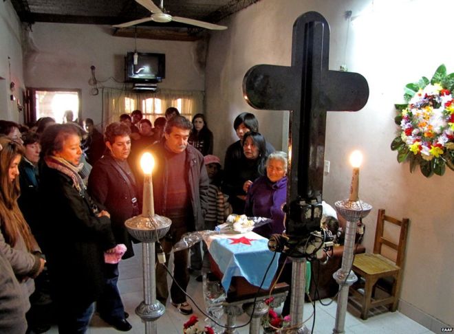 Una familia en Tucumán, Argentina, despide a un familiar que fue restituido después del trabajo del EAAF. EAAF