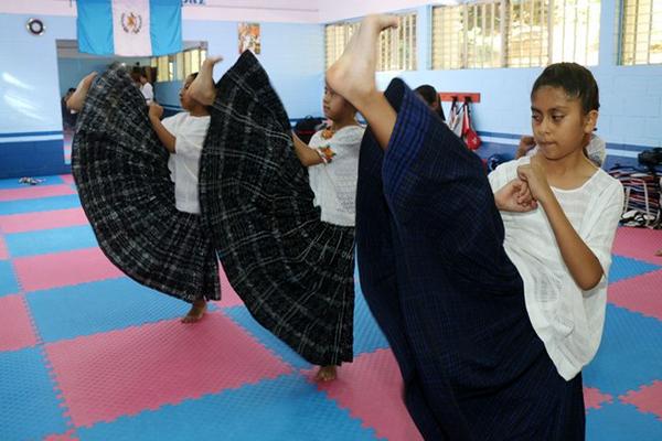 Para la práctica de taekuondo, las niñas y señoritas utilizan licra bajo el corte. (Foto Prensa Libre: Eduardo Sam).