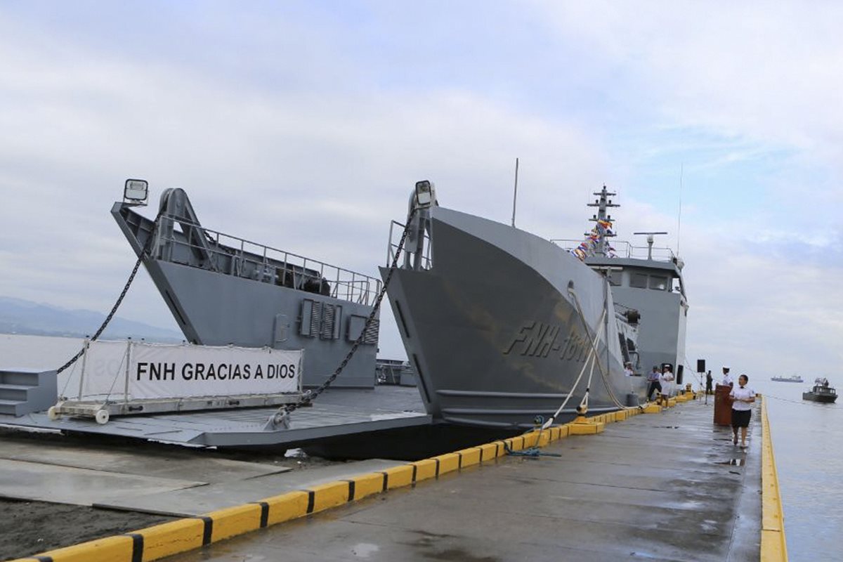 El buque de apoyo logístico y cabotaje "Gracias a Dios" en la base naval de Puerto Cortes, en el Caribe hondureño.(Foto Prensa Libre: EFE)