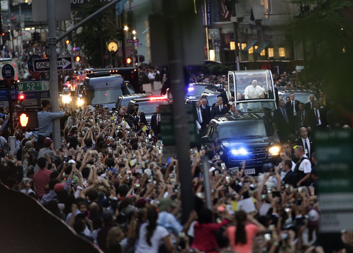 Nueva York estalló en júbilo al paso del Papa por sus calles. (Foto Prensa Libre: AP)