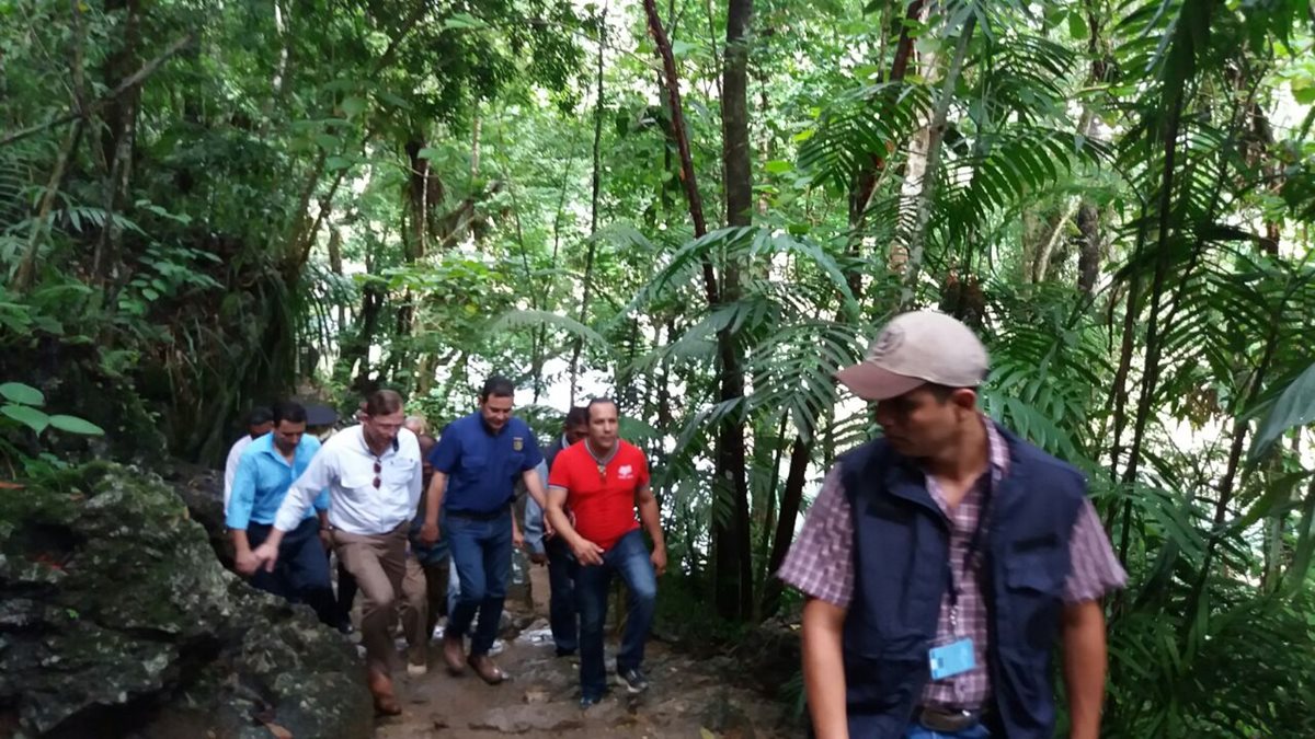 El presidente Jimmy Morales visita el Monumento Natural Semuc Champey, en Lanquín, Alta Verapaz. (Foto Prensa Libre: Eduardo Sam)