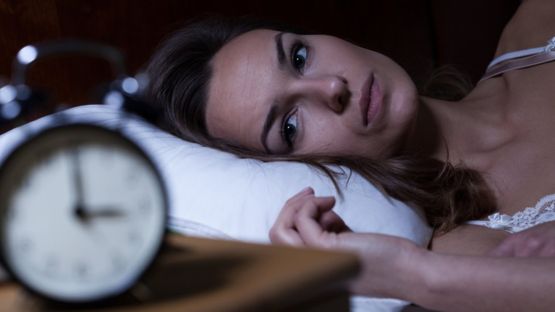 El estrés puede provocar insomnio y como consecuencia un aumento del apetito. GETTY IMAGES