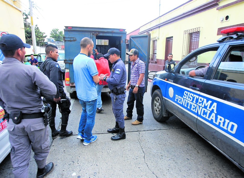 Personal del Sistema Penitenciario traslada a un reo a la Unaerc, donde son atendidos 10 pacientes renales privados de libertad. (Foto Prensa Libre: Esbin García)