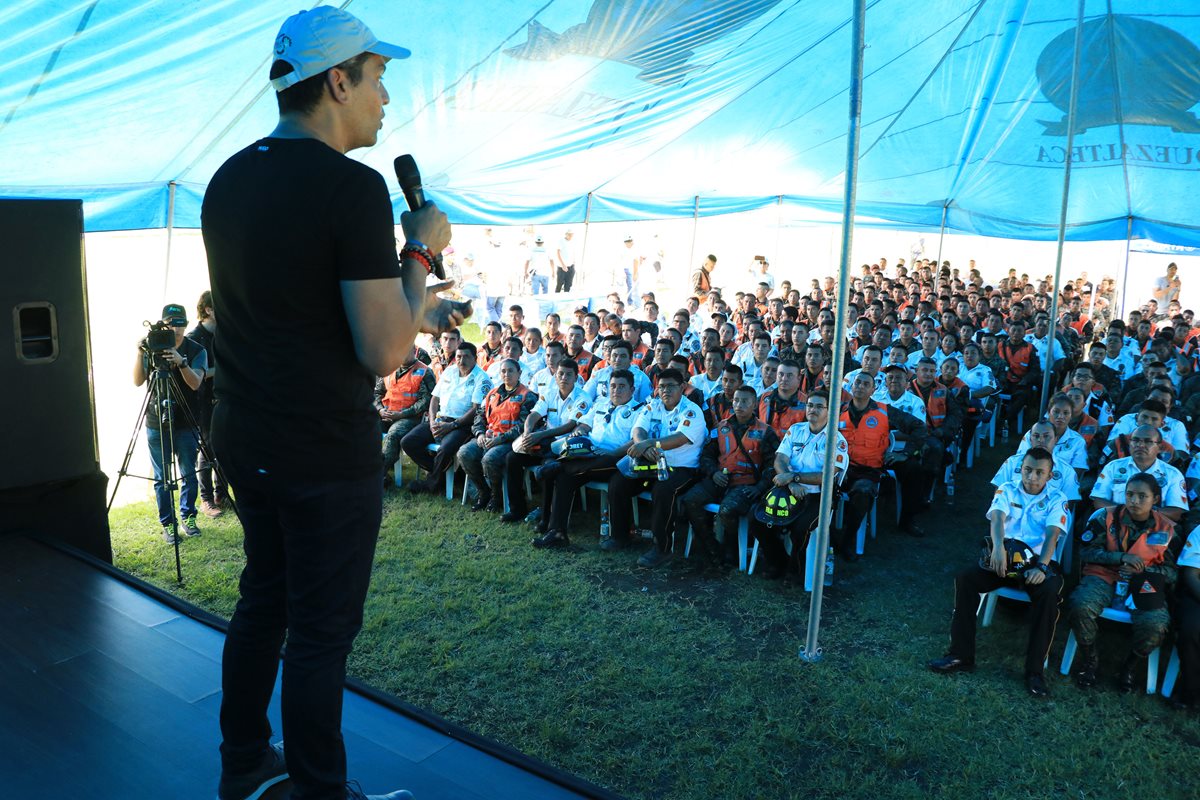 Ismael Cala dicta plática motivacional a rescatistas y víctimas de la tragedia del Volcán de Fuego (Foto Prensa Libre: Enrique Paredes)