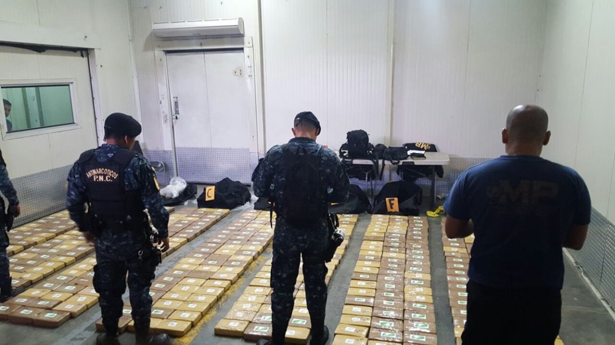 Agentes de SGAIA y el Ministerio Público cuentan los paquetes con droga que fueron hallados. (Foto Prensa Libre: Carlos Enrique Paredes)