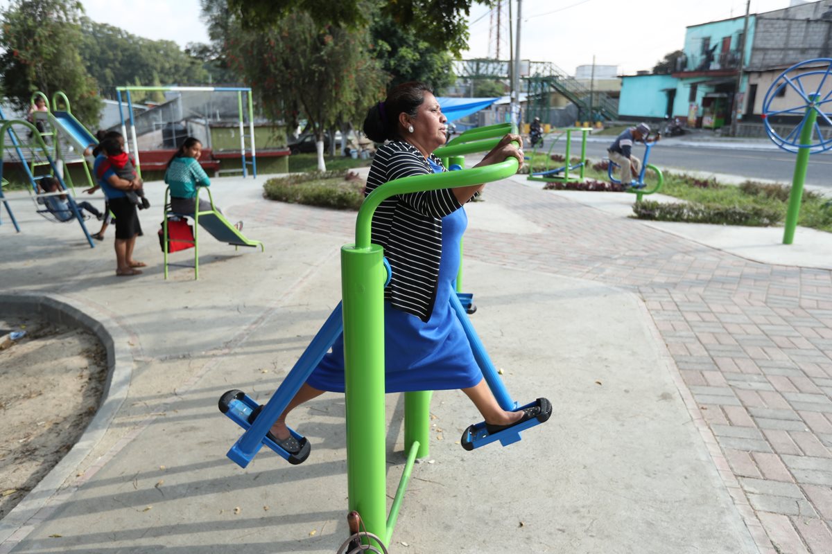 Un mujeres se ejercita en el gimnasio al aire libre en la colonia Santa Marta, zona 5 de Mixco. Estos espacios de esparcimiento incentiva a la población a ejercitarse y hacer deporte. (Foto Prensa Libre: Esbin García)