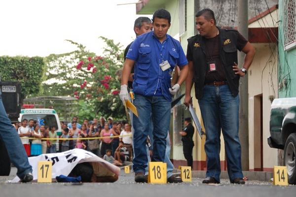 El cuerpo de César Augusto Ochoa Aragón quedó tendido en la calle. (Foto Prensa Libre: Alexander Coyoy).