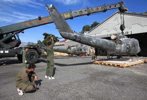 mecánicos de la FAG acomodan las piezas que le fueron desmontadas a los dos helicópteros  donados por Taiwán a Guatemala.