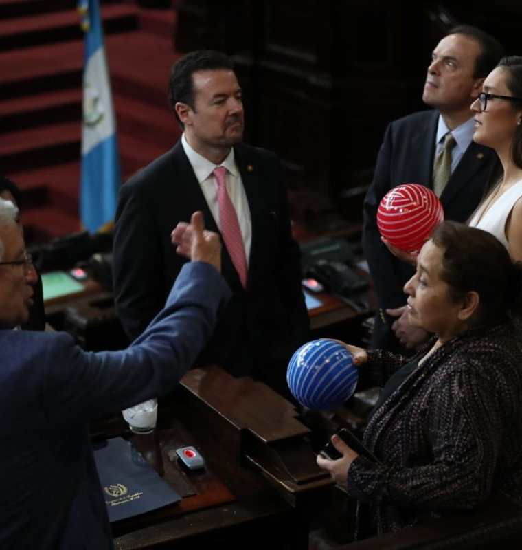 Los diputados recibieron como regalo pelotas de plástico, de parte de los seleccionados nacionales. (Foto Prensa Libre: Esbin García)