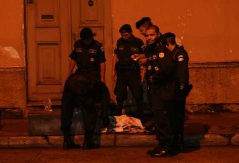 Agentes de la PNC inspeccionan la caja metálica que contenía parte de los explosivos. (Foto Prensa Libre: PNC)