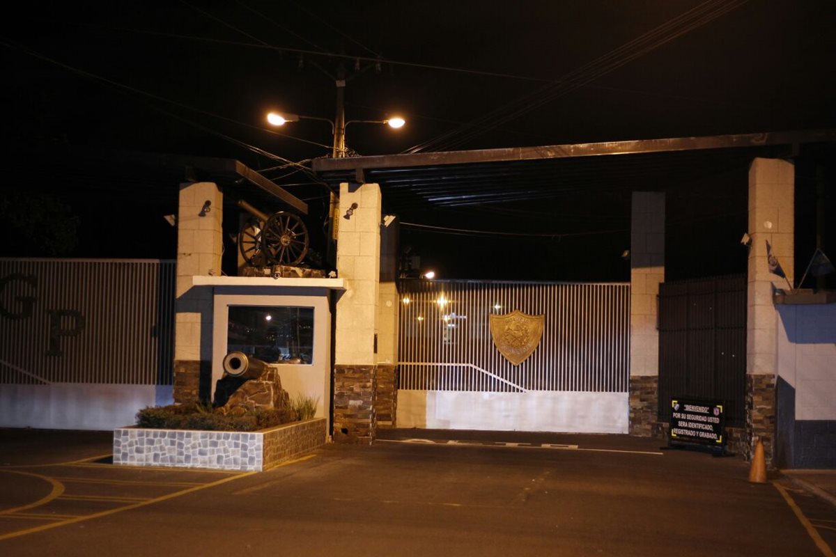La cárcel de Matamoros lucía sin movimiento la noche del viernes. (Foto Prensa Libre: Paulo Raquec)