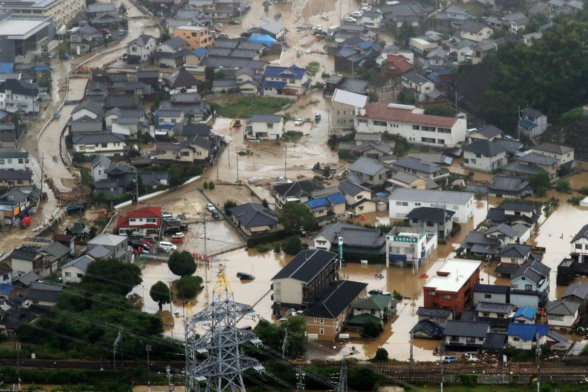 Las inundaciones causadas por la lluvia destruyó casas y principales calles en la ciudad de Saka, en Hiroshima, Japón. (AFP).
