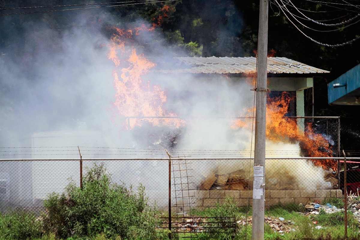 Quema de basura en el HRO afecta a vecinos, en Quetzaltenango. (Foto Prensa Libre: Carlos Ventura)