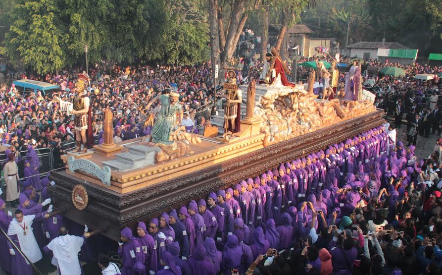 El Nazareno de la Caída es llevado en hombros por 90 hombres. (Foto Prensa Libre: Hemeroteca PL)
