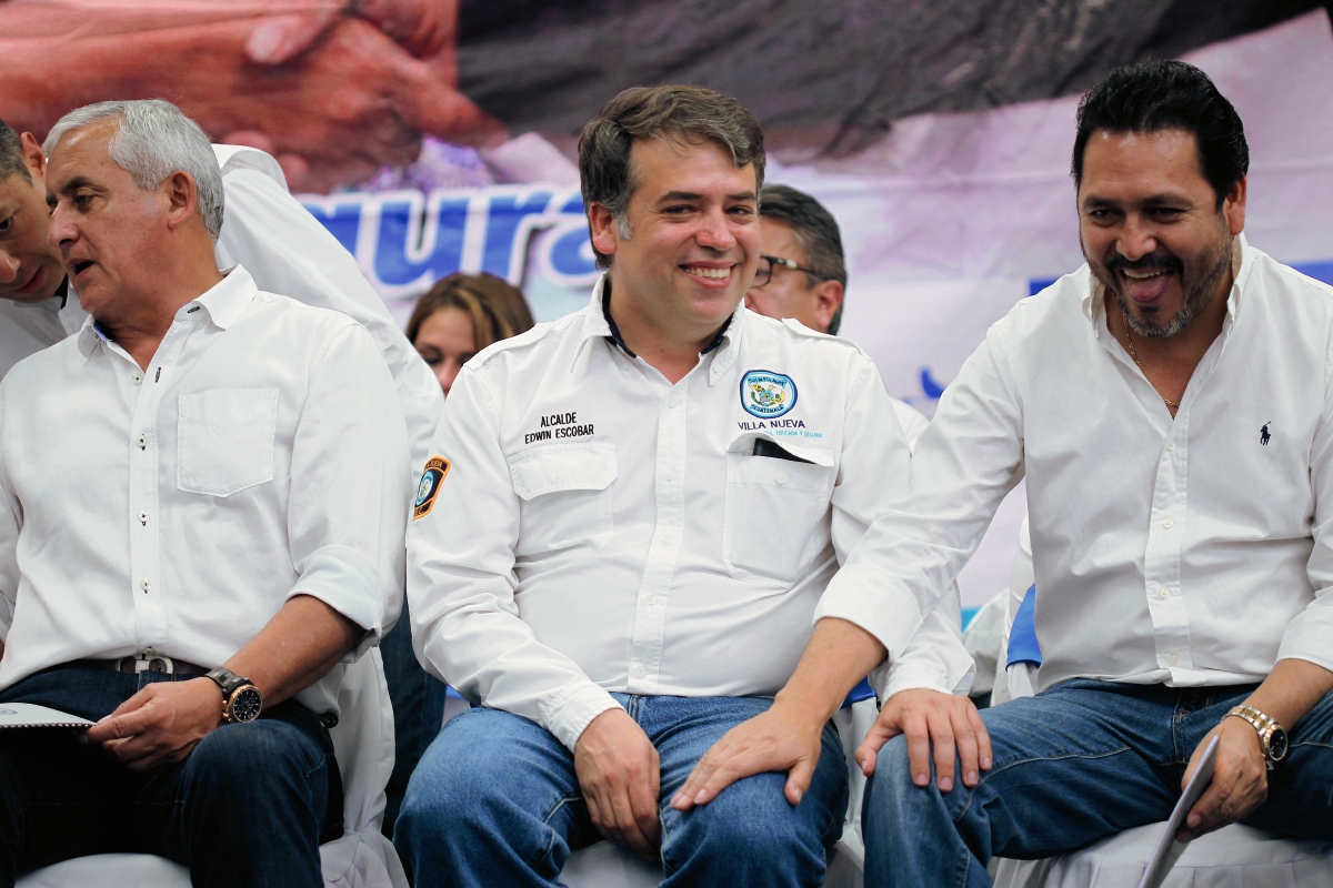 Edwin Escobar participa en una actividad con el Presidente Otto Pérez Molina. (Foto Prensa Libre: Hemeroteca PL)