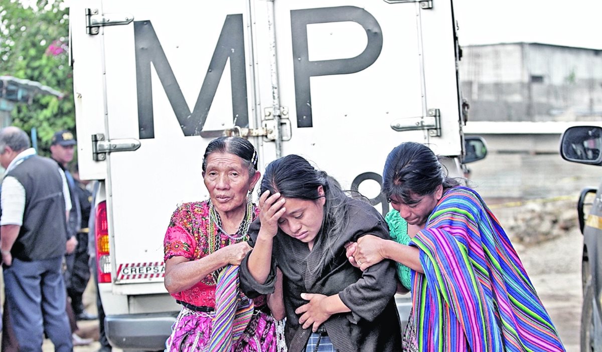 Familiares de las víctimas en el lugar de la masacre en San José Nacahuil. Foto Prensa Libre: Hemeroteca PL.