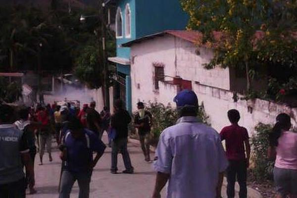 Enfrentamientos entre vecinos y agentes de la PNC en Los Arcos, Teculután, Zacapa. (Foto Prensa Libre: @PiloAvilaZakpa) @PiloAvilaZakpa 