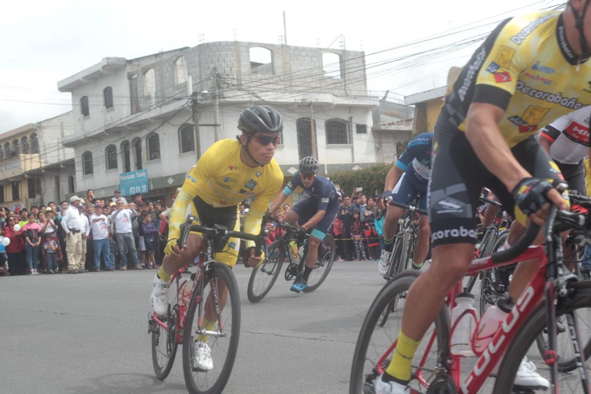 El líder Alfredo Ajpacajá acapara la atención en la etapa. (Foto Prensa Libre: Norvin Mendoza).