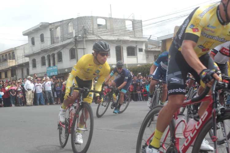 El líder Alfredo Ajpacajá acapara la atención en la etapa. (Foto Prensa Libre: Norvin Mendoza).