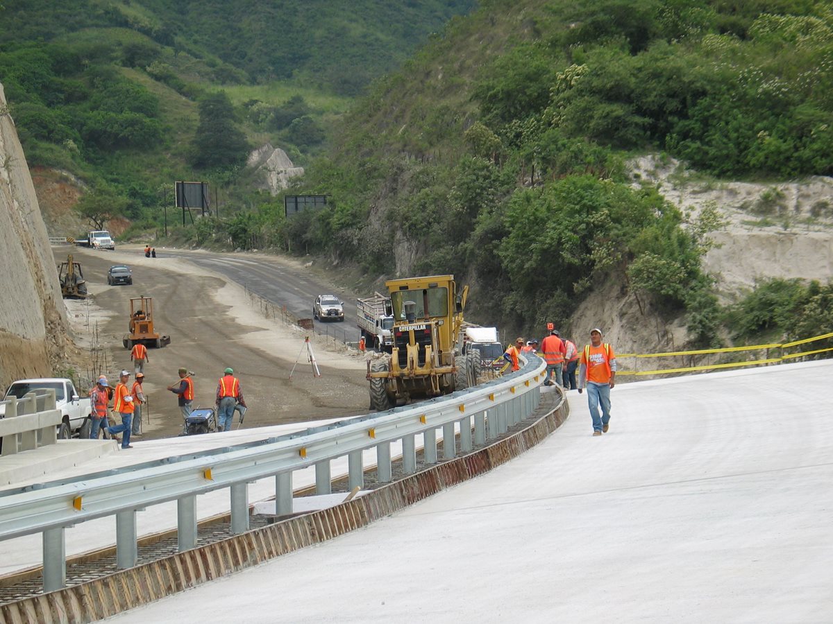 Varias empresas constructoras tienen contratos para realizar carreteras. (Foto Prensa Libre: HemerotecaPL)