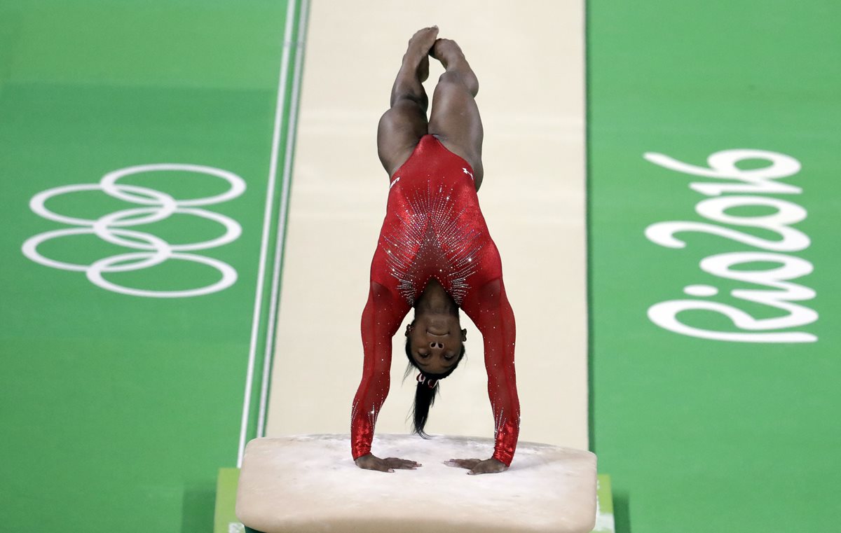 Simone Biles en el salto al potro de los Juegos Olímpicos de Río 2016. (Foto Prensa Libre: AP)