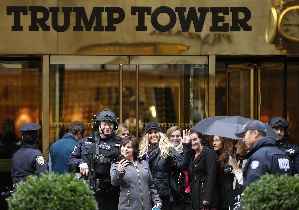 Un transeúnte toma un selfie en la entrada principal de la Torre Trump en Nueva York.(Foto Prensa Libre: AP).
