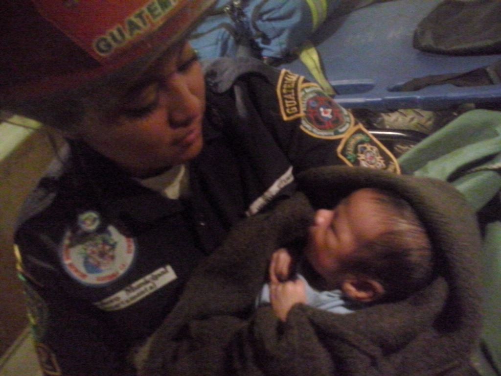 El bebé de unos 40 días de nacido fue trasladado a la pediatría del Hospital Roosevelt. (Foto Prensa Libre: Asobomd)