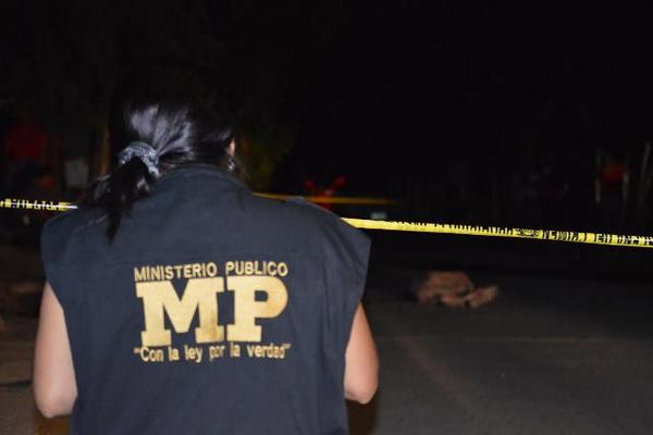 Una agente del MP trabaja en la escena del crimen. (Foto Prensa Libre: Víctor Gómez)<br _mce_bogus="1"/>