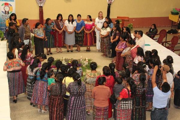 Representantes de organizaciones de   mujeres que asistieron  a la presentación del informe participan en  ceremonia,  en la cabecera de Sololá.