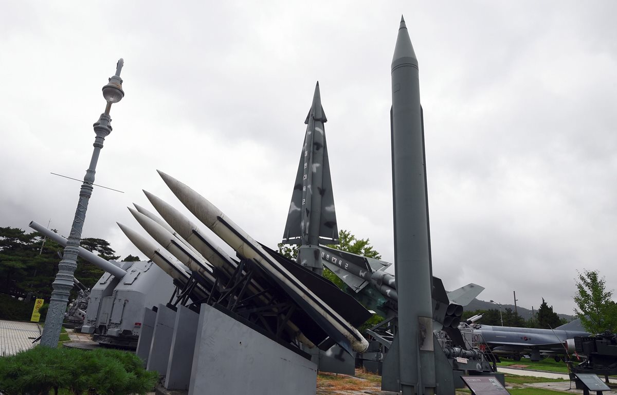 Réplicas de batería de misiles norcoreanos en Seúl. (Foto Prensa Libre: AFP)