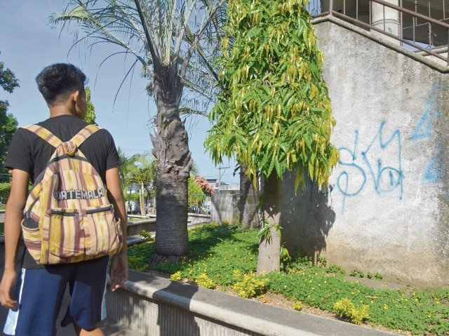 Un menor observa una pinta en la cabecera de Retalhuleu, donde predomina la violencia: 45 homicidios se han registrado este año.