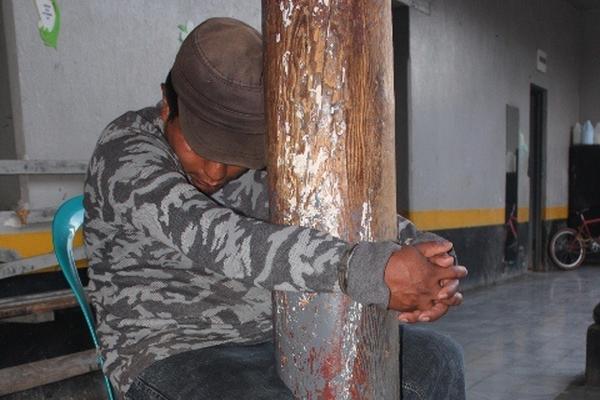 Javier Perpuac, sindicado de posesión de droga para el consumo, permanece en la subestación 71-11, en Santa Cruz del Quiché. (Foto Prensa Libre: Óscar Figueroa)