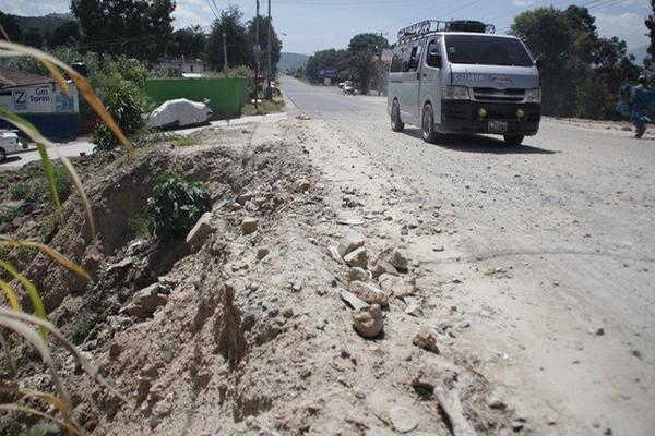 En el  km 258.5, en Chimusinique, Huehuetenango, se rellenó la parte de la ruta colapsada, mientras las autoridades la reparan. (Foto Prensa Libre: Mike Castillo)